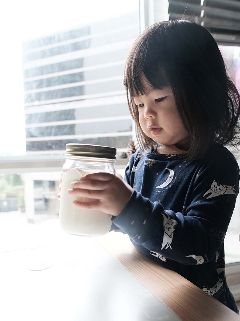 MONTESSORI INFANT: INTRODUCING UTENSILS AND THE WEANING CUP